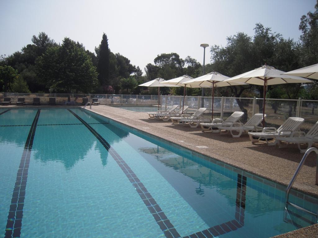 Le Domaine Des Oliviers Apartment Saint-Cyr-sur-Mer Bagian luar foto